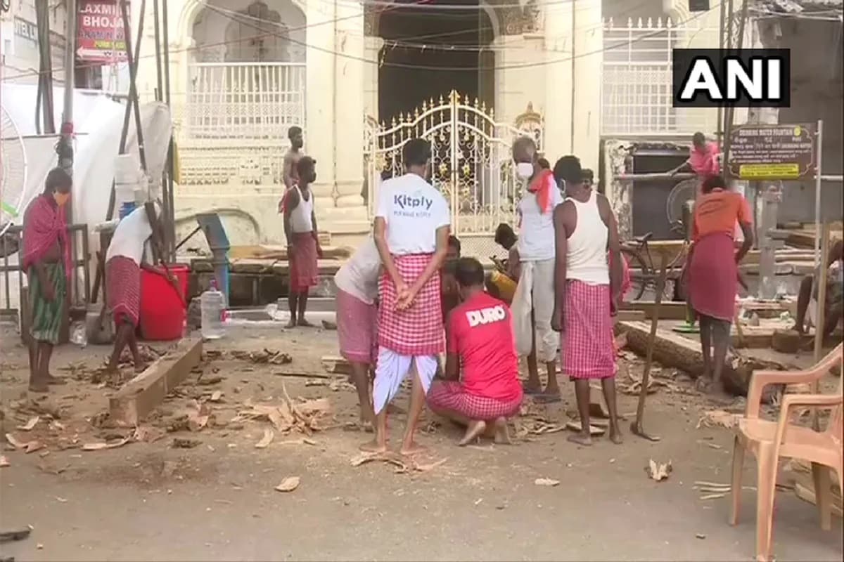 কিন্তু এসবের মাঝেই আসন্ন রথ উৎসব উপলক্ষে রথের নির্মাণ কাজ শুরু হয়ে গিয়েছে পুরীর মন্দির চত্বরে! জগন্নাথের রথের নাম নন্দীঘোষ, বলরামের রথের নাম তলধ্বজ, সুভদ্রার রথের নাম পদ্মধ্বজা। জগন্নাথের রথে ১৮টি, বলরামের রথে ১৬টি এবং সুভদ্রার রথে ১৪টি চাকা থাকে। প্রতি বছরে নতুন রথ তৈরি হয়। ইতিমধ্যে ৩৯টি রথের চাকা তৈরিও হয়ে গিয়েছে। রথ তৈরি করতে প্রায় ২০০ স্থানীয় শ্রমিক কাজ করছে। কিন্তু এসবের মাঝেই আসন্ন রথ উৎসব উপলক্ষে রথের নির্মাণ কাজ শুরু হয়ে গিয়েছে পুরীর মন্দির চত্বরে! জগন্নাথের রথের নাম নন্দীঘোষ, বলরামের রথের নাম তলধ্বজ, সুভদ্রার রথের নাম পদ্মধ্বজা। জগন্নাথের রথে ১৮টি, বলরামের রথে ১৬টি এবং সুভদ্রার রথে ১৪টি চাকা থাকে। প্রতি বছরে নতুন রথ তৈরি হয়। ইতিমধ্যে ৩৯টি রথের চাকা তৈরিও হয়ে গিয়েছে। রথ তৈরি করতে প্রায় ২০০ স্থানীয় শ্রমিক কাজ করছে।