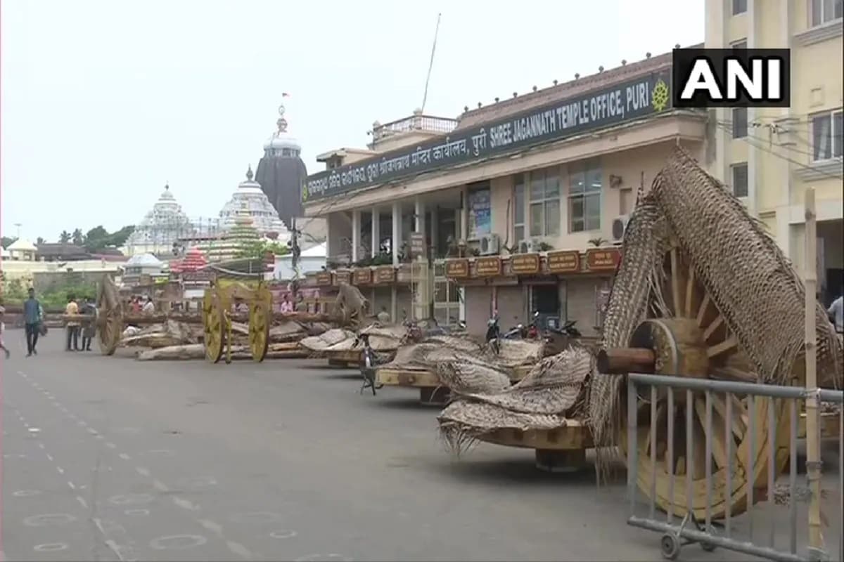 প্রতি বছরে নতুন রথ তৈরি হয়। ৪টি করে কাঠের ঘোড়া যোগ করা হয় প্রতিটি রথে। ১২০০ মিটার কাপড়ে বানানো হয় রথযাত্রার চাঁদোয়া। তৈরি করেন ১৫ জন দরজি মিলে। পুরীর রথে বসানো মূর্তি তৈরি হয় নিমগাছের কাঠ দিয়ে। প্রতি বছরে নতুন রথ তৈরি হয়। ৪টি করে কাঠের ঘোড়া যোগ করা হয় প্রতিটি রথে। ১২০০ মিটার কাপড়ে বানানো হয় রথযাত্রার চাঁদোয়া। তৈরি করেন ১৫ জন দরজি মিলে। পুরীর রথে বসানো মূর্তি তৈরি হয় নিমগাছের কাঠ দিয়ে।