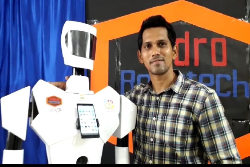 মুম্বইয়ের বাসিন্দা সন্তোষ হুলাওয়ালে তিনটি রোবট তৈরি করেছেন। সন্তোষ দাবি করেছেন যে তাঁর তৈরি এই রোবটগুলি করোনার মতো মহামারীর সময় সহায়ক বলে প্রমাণিত হবে। আসুন আমরা আপনাকে দেখান সন্তোষের তৈরি এই রোবটগুলি কী করতে পারে।