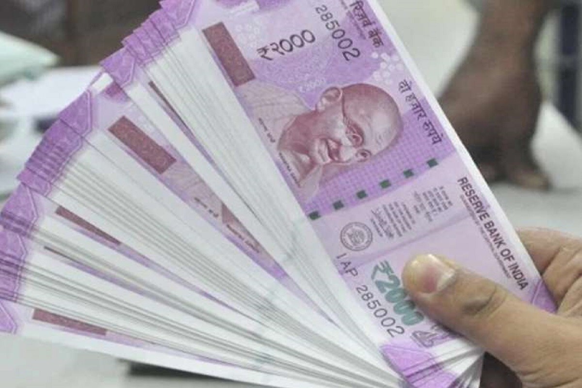 (EPFO)-র পক্ষ থেকে করোনার অতিমারিতে কর্মীদের জন্য অগ্রিম স্কিম শুরু করেছে ৷ এরফলে প্রভিডেন্ট ফান্ডের অ্যাকাউন্ট থেকে ৩ মাসের বেতন তুলতে পারেন কিন্তু তখনই এই টাকা তোলা উচিৎ যখন সত্যি সত্যি খুব দরকার ৷ কেননা বর্তমানে আরাম করতে গেলে ভবিষ্যত বিপদে পড়তে পারে ৷ প্রতীকী ছবি ৷ (EPFO)-র পক্ষ থেকে করোনার অতিমারিতে কর্মীদের জন্য অগ্রিম স্কিম শুরু করেছে ৷ এরফলে প্রভিডেন্ট ফান্ডের অ্যাকাউন্ট থেকে ৩ মাসের বেতন তুলতে পারেন কিন্তু তখনই এই টাকা তোলা উচিৎ যখন সত্যি সত্যি খুব দরকার ৷ কেননা বর্তমানে আরাম করতে গেলে ভবিষ্যত বিপদে পড়তে পারে ৷ প্রতীকী ছবি ৷