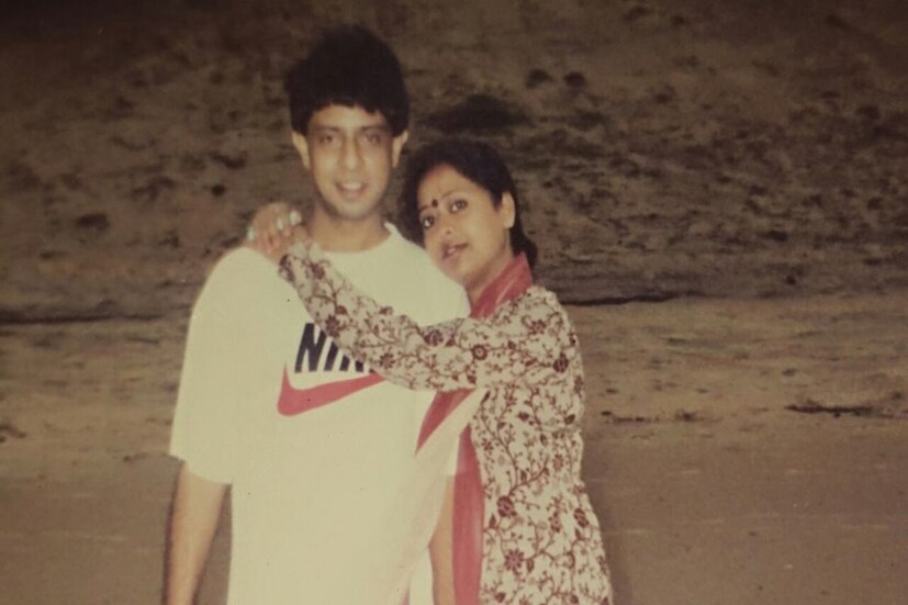 পঞ্চাশের দোরগোড়ায় এসে আবার নাকি বিয়ের পিঁড়িতে বসার শখ জেগেছে গায়কের। এমনকি বিয়ের প্রস্তাবও দিয়ে ফেলেছেন তিনি। শুধু এবার অপর পক্ষ থেকে সম্মতির পালা। কিন্তু অপর পক্ষে আছে টা কে? এই বয়সে এসে নতুন করে কাকে বিয়ে করতে চান রূপঙ্কর। উত্তরটা রয়েছে তাঁর সোশ‍্যাল মিডিয়া হ‍্যান্ডেলেই।