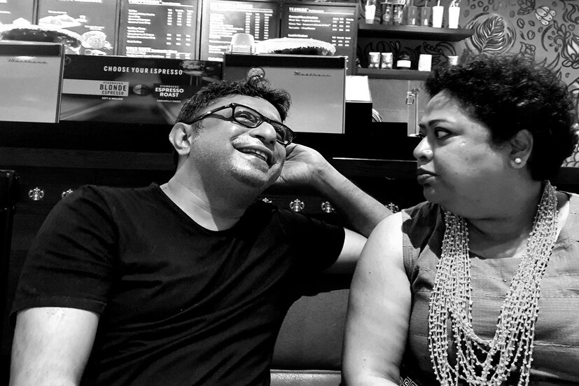 আসলে এতদিন যার সঙ্গে ঘর করেছেন তাঁকেই আবার বিয়ে করতে চান রূপঙ্কর। অর্থাৎ স্ত্রী চৈতালি লাহিড়ী। বিয়ের বাইশ বছর পরে বিবাহ বার্ষিকী উপলক্ষে স্ত্রীকেই আরও একবার বিয়ের প্রস্তাব দিয়ে বসেছেন রূপঙ্কর। কোনও রাখ ঢাক না রেখেই একেবারে সোশ্যাল মিডিয়ায় খোলা 'প্রস্তাব' দিয়েছেন স্ত্রী চৈতালিকে।