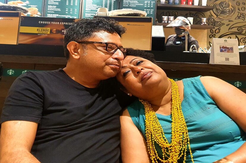 তবে শুধু বিবাহ প্রস্তাবই নয়, নিজেদের অন্তরঙ্গ মুহূর্তের একগুচ্ছ ছবিও শেয়ার করেছে রূপঙ্কর। আর সেই ছবিগুলির ক্যাপশনেই স্ত্রী চৈতালিকে উদ্দেশ্য করে লিখেছেন, 'আমি কী তোমায় আরেকবার বিয়ে করতে পারি?' Photo : Facebook