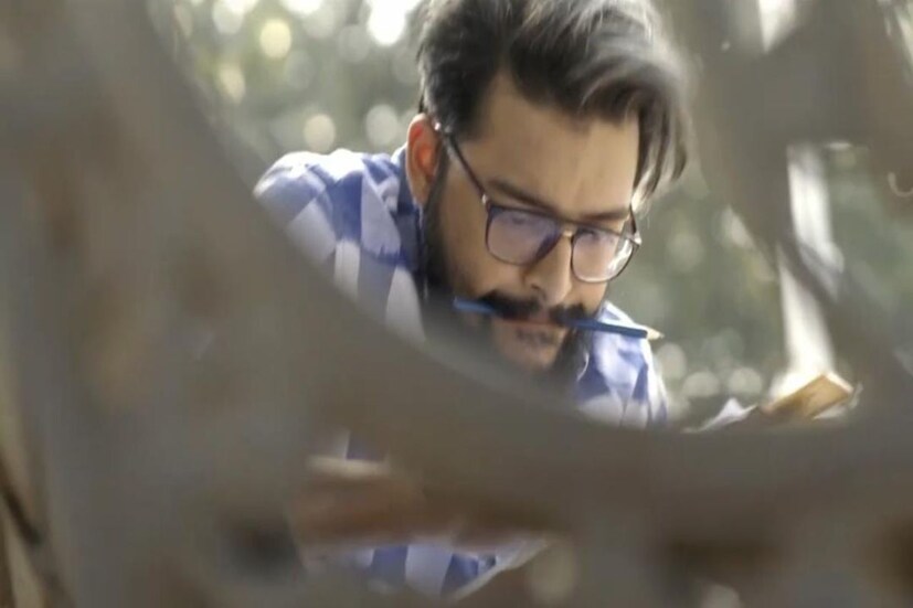 এমন পরিস্থিতিতে শহরে হঠাৎ একটা খুন হয়। কিন্তু আশ্চর্য ভাবে রূপকের স্কেচের সঙ্গে মিলে যায় খুনীর মুখ। স্কেচ নিয়ে শুরু হয় তদন্ত। কিন্তু অন্য দিকে খুনী খোঁজতে থাকে রূপককে। শুরু হয় ছবির মূল গল্প। পাড়বে কি রূপক এই সব কিছু থেকে নিজেকে বাঁচাতে? নাকি গল্প মোড় নেবে অন্য স্রোতে। এই সবকিছু নিয়ে &quot;ক্যানভাস&quot;।
