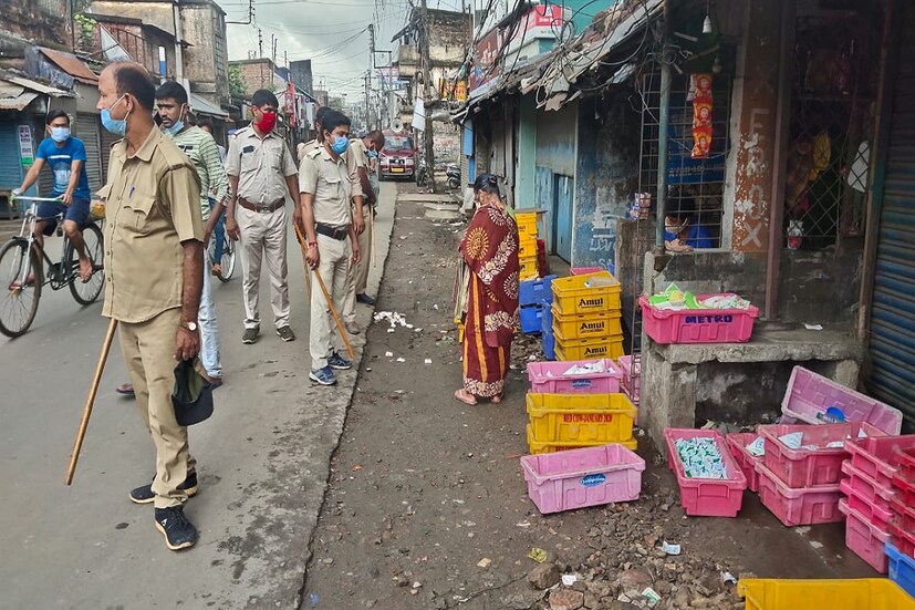 করোনার দ্বিতীয় ঢেউ যখন তীব্র রূপ ধারণ করেছিল, সেই সময় এই পুরসভার ৩৫টি ওয়ার্ডে প্রতিদিন গড়ে ৩০০ জন আক্রান্ত হতেন। এখন সেই সংখ্যা অনেক কম। পুরসভার প্রশাসক পল্লব কুমার দাসের দাবি, শনিবার তাদের হিসেব অনুযায়ী এই পুর এলাকার মধ্যে মাত্র ১০ জন করোনায় আক্রান্ত হয়েছেন। পল্লব বাবু বলেন, 'আমরা সংখ্যা অনেক কমিয়ে এনেছি। কিন্তু শূন্যতে কোনও ভাবেই নামাতে পারছি না। তাই টানা ৭২ ঘন্টা পুর এলাকার মধ্যে সমস্ত বাজার দোকানপাট বন্ধ রাখার সিদ্ধান্ত নেওয়া হয়েছে।' 