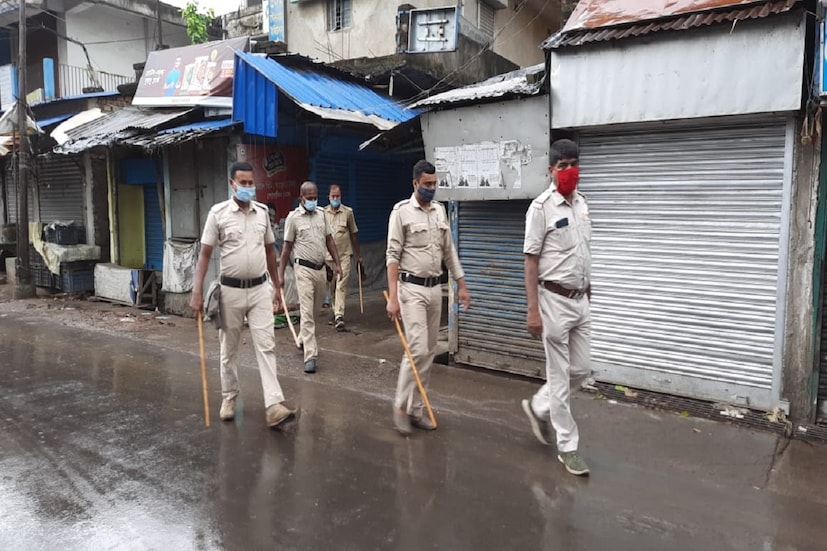 যদিও পুর প্রশাসক পল্লব কুমার দসের দাবি, পুরসভার ৩৫ টি ওয়ার্ডের সব বাজার কমিটি, ব্যবসায়ী সমিতি সহ প্রশাসনের সংশ্লিষ্ট সর্বস্তরের কর্তাদের উপস্থিতিতেই বাজার বন্ধ রাখার সিদ্ধান্ত নেওয়া হয়েছে। তিনি বলেন, 'আমরা লক্ষ্য করে দেখেছি বাজারে দোকানে সবচেয়ে বেশি ভিড় হয়। চাইলেই মানুষের পুরসভার বাইরে যাওয়া আটকানো সম্ভব নয়। কিন্তু বাজার দোকান বন্ধ থাকলে পুরসভার মধ্যে মানুষের বাড়ি থেকে বেরোনোর সুযোগ অনেক কমে যায়। তাই এই সিদ্ধান্ত নেওয়া হয়েছে।' তবে দরকার হলে তিন দিনের বাজার বন্ধের মত জুলাই মাসে আবার নেওয়া হতে পারে বলে জানিয়েছেন পুরসভার প্রশাসক। পুরসভার পক্ষ থেকে জানানো হয়েছে, ওই পুর এলাকায় প্রতিদিন ৫ হাজার বাসিন্দা ভ্যাকসিন পাচ্ছেন ৷