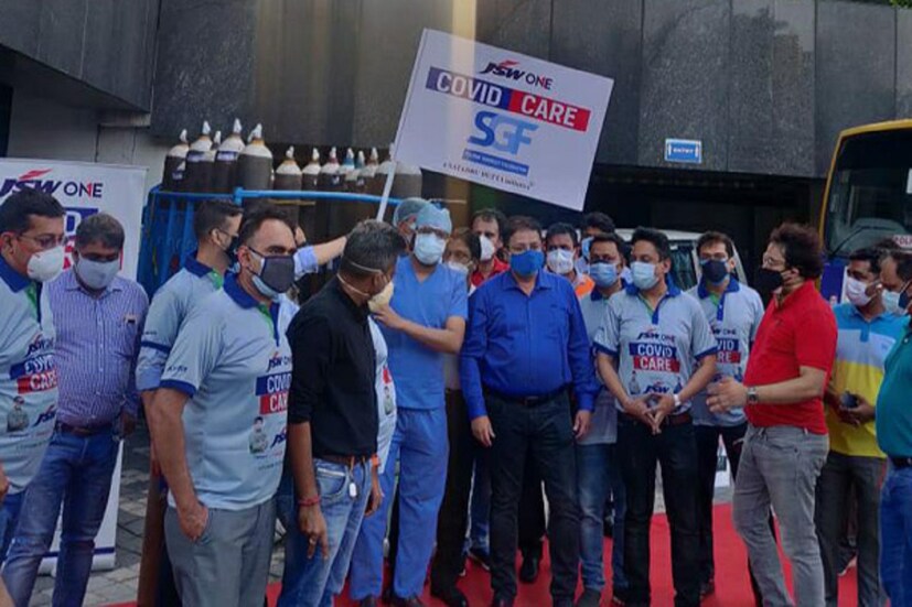 *একটি বেসরকারি হাসপাতালের সঙ্গে এই নিয়ে চুক্তি করে ফেলেছেন মহারাজ। প্রথম দফায় প্রায় ১৫০জন দুঃস্থ মানুষদের টিকাকরণ হবে। কোভিশিল্ড ভ্যাকসিন দেওয়া হবে। প্রথম এবং দ্বিতীয় ডোজ দুটিই দেওয়া হবে ১৩ জুন। ১৮ বছরের উর্ধ্বে বয়স হলেই এই টিকাকরণ কর্মসূচিতে অংশগ্রহণ করতে পারবেন। প্রথম ডোজ নেওয়ার ৮৪ দিন হয়েছে এ রকম ব্যক্তিরা দ্বিতীয় দফার ডোজ নিতে পারবেন। সৌরভ গঙ্গোপাধ্যায় ফাউন্ডেশনের উদ্যোগে এই টিকাকরণ ব্যবস্থা করা হচ্ছে।