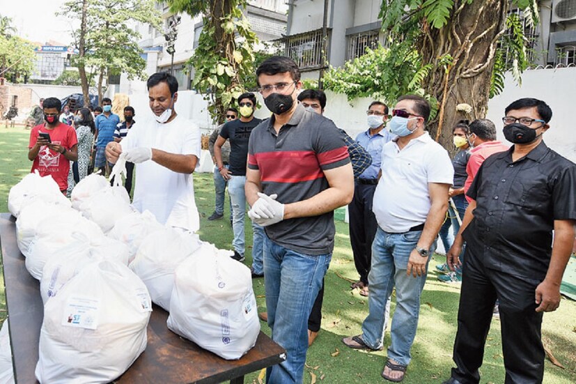 *সৌরভ গঙ্গোপাধ্যায়ের ফাউন্ডেশনের তরফ থেকে সোশ্যাল মিডিয়ায় নাম নথিভুক্ত করার জন্য সৌরভ গঙ্গোপাধ্যায় সেক্রেটারি সঙ্গে যোগাযোগ করতে বলা হয়েছে। সৌরভের কর্মচারীরা আগে থেকেই ভ্যাকসিন নেবেন এ রকম ব্যক্তিদের নাম নথিভুক্ত করিয়ে রাখবেন। ১৩ জুন প্রথম দফায় এই টিকাকরণের পর ভবিষ্যতে আরও এ রকম কর্মসূচি নেওয়া হবে ফাউন্ডেশনের উদ্যোগে। সমস্তরকম করোনাবিধি মেনে ভ্যাকসিন দেওয়ার ব্যবস্থা করেছেন সৌরভ। সমস্ত খরচই করবেন জাতীয় দলের প্রাক্তন অধিনায়ক। দুবাই যাওয়ার আগে সমস্ত ব্যবস্থা সম্পূর্ণ করে গিয়েছেন মহারাজ।