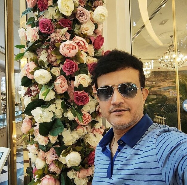 *বর্তমানে সৌরভ দুবাইয়ে রয়েছেন। বোর্ড কর্তাদের সঙ্গে স্থগিত থাকা আইপিএল কিভাবে আয়োজন করা হবে সেই সংক্রান্ত সমস্ত ব্যবস্থা ও পরিকাঠামো খতিয়ে দেখছেন দাদা। সৌরভের সঙ্গে স্ত্রী ডোনা এবং মেয়ে সানাও দুবাইয়ে রয়েছেন। গত বছর থেকেই করোনা যুদ্ধে শামিল মহারাজ। বিভিন্ন স্বেচ্ছাসেবী সংস্থার মাধ্যমে খাবারের ব্যবস্থা করেছিলেন সৌরভ। আর্থিক সাহায্যের পাশাপাশি চাল-ডাল-সহ সমস্ত প্রয়োজনীয় সামগ্রী তুলে দিয়েছিলেন।