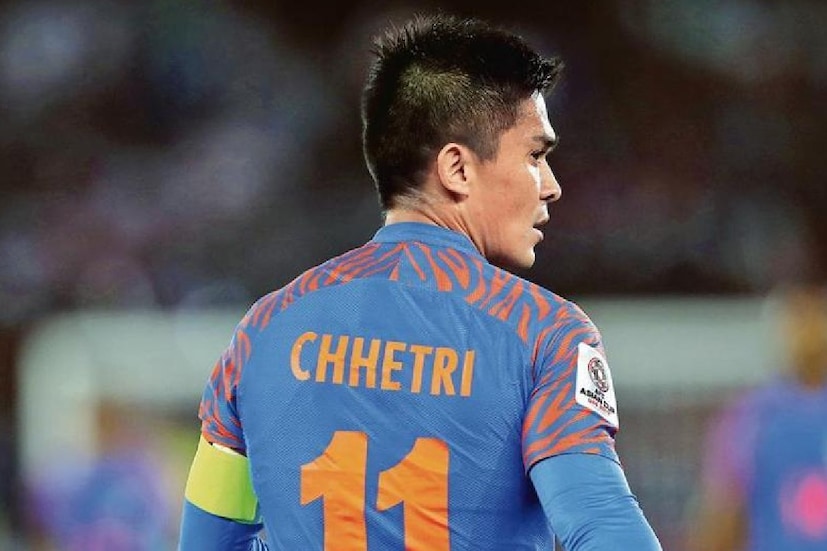 ২০১৪ সালে গোয়ায় আন্তর্জাতিক প্রীতি ম্যাচেও বাংলাদেশকে জিততে দেননি সুনীল। ২-১-এ এগিয়ে ছিল বাংলাদেশ। ৭৫ মিনিটে গোল করে ম্য়াচ ড্র করিয়ে দেন ছেত্রী। ২০১৯ সালে কলকাতার যুবভারতী ক্রীড়াঙ্গনে বিশ্বকাপ ও এশিয়ান কাপ বাছাইপর্বের ম্যাচে অবশ্য সুনীলকে রুখে দিয়েছিল বাংলাদেশ ডিফেন্স। তবে ওই ম্য়াচেও বাংলাদেশের রক্ষণকে নাজেহাল করে ছেড়েছিলেন ছেত্রী। কাতারের বিরুদ্ধে গত ম্যাচে বেশিক্ষণ খেলতে পারেননি সুনীল। করোনায় আক্রান্ত হওয়ার পর ছন্দে ফিরতে তাঁর সময় লাগছে। তবে আবার সামনে সেই বাংলাদেশ। সোমবার আবার কি ভয়ঙ্কর হয়ে উঠবেন ছেত্রী!