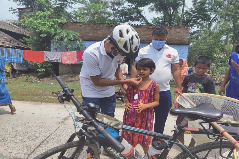 আর এখন সত্যেনের রিকশা আর সম্রাটের সাইকেল সুন্দরবনের দ্বীপে দ্বীপে ঘুরে প্লাস্টিক সংগ্রহ করছে। সত্যেন আর সম্রাট দুজনেই প্লাস্টিকের ক্ষতিকর প্রভাব সম্বন্ধে সচেতনতামূলক বার্তা দিচ্ছেন এবং বাড়ি বাড়ি ঘুরে প্লাস্টিক সংগ্রহ করছেন। 