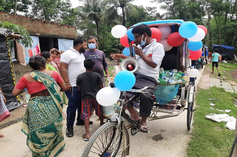 চম্পাহাটি স্বাস্থ্য মেলা ওয়েলফেয়ার সোসাইটির সদস্যরা প্লাস্টিক মুক্ত সুন্দরবনের লক্ষ্যে দ্বীপে দ্বীপে ঘুরে ঘুরে লক্ষ লক্ষ প্লাস্টিকের বোতল সংগ্রহ করে চলেছেন। আজ তাদের এই কর্মসূচিতে যোগ দিয়েছেন সত্যেন দাস আর সম্রাট মৌলিক। এদিন সকাল থেকে গোসাবা ব্লকের বিভিন্ন দ্বীপে ঘুরে তারা প্লাস্টিকের ক্ষতিকর প্রভাব সমন্ধে সচেতনতামূলক বার্তা এবং রিকশা নিয়ে প্লাস্টিক সংগ্রহ করেন। 