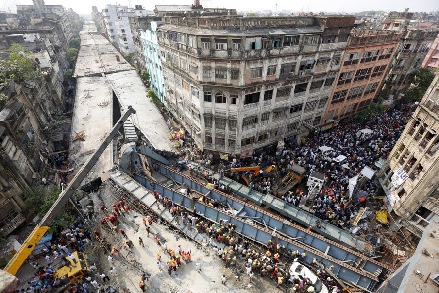  *অর্ধনির্মিত ভেঙে পড়া পোস্তা উড়ালপুল  (Posta Flyover) ভাঙা হবে সোমবার থেকেই। ১৫ জুন অর্থাৎ আগামিকাল থেকে পোস্তা উড়ালপুল বা বিবেকানন্দ ফ্লাইওভার ভাঙার কাজ শুরু হবে। ফাইল ছবি।