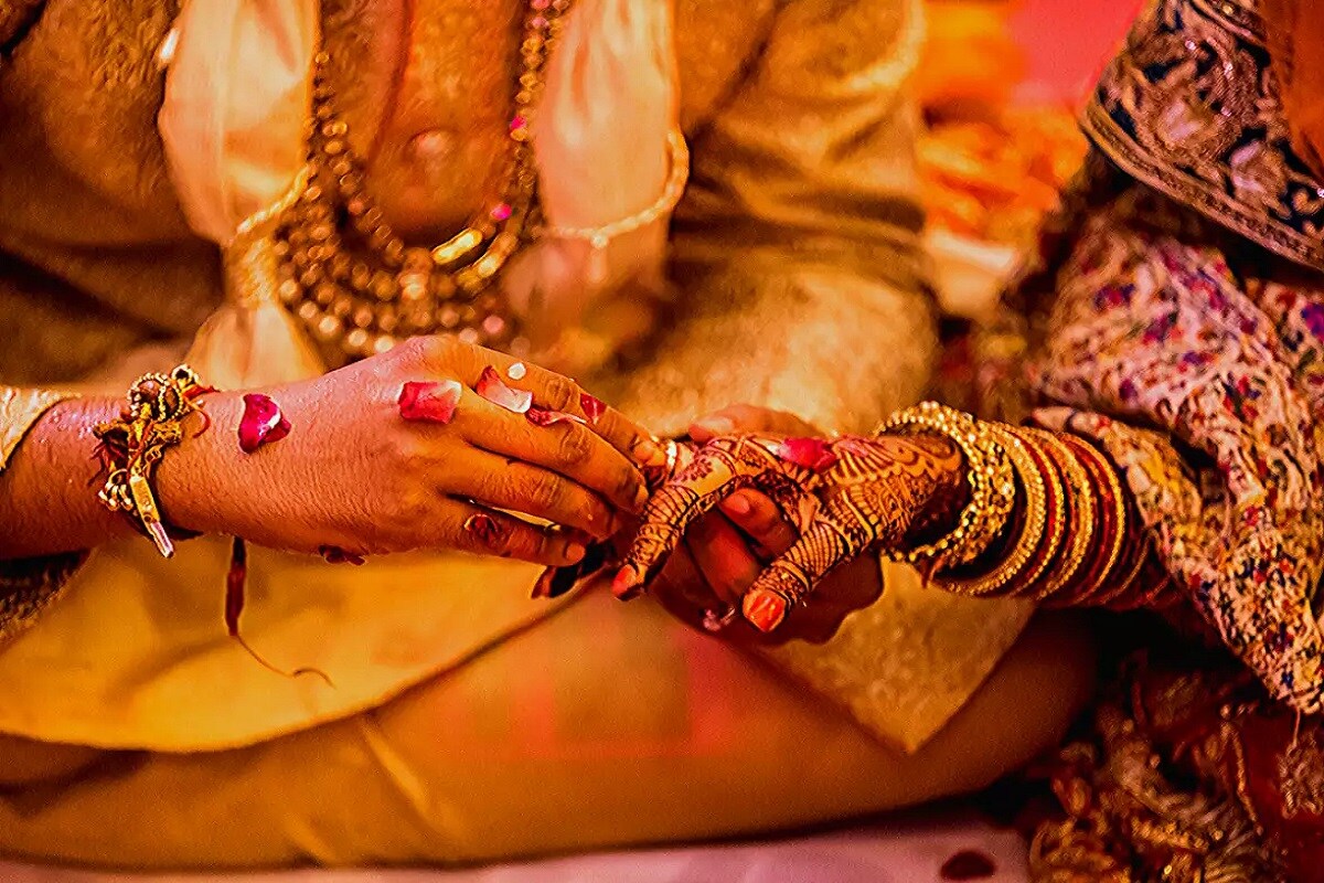 *জানা গিয়েছে, বর যখন বিয়ের আসরে পৌঁছয় তখন সে মদ্যপ ছিল। শুধু বর নয়, বরের সঙ্গে যারা এ দিন বিয়ে বাড়িতে গিয়েছিল, তাঁদেরও অনেকেই মদ্যপ ছিলেন। কিন্তু একে গ্রাম, তার ওপরে মেয়ের বিয়ের সব বন্দোবস্ত পাকা। বাড়ি ভর্তি অতিথি, তাই প্রথমটাই তেমন আমল দেননি কেউই। প্রতীকী ছবি। *জানা গিয়েছে, বর যখন বিয়ের আসরে পৌঁছয় তখন সে মদ্যপ ছিল। শুধু বর নয়, বরের সঙ্গে যারা এ দিন বিয়ে বাড়িতে গিয়েছিল, তাঁদেরও অনেকেই মদ্যপ ছিলেন। কিন্তু একে গ্রাম, তার ওপরে মেয়ের বিয়ের সব বন্দোবস্ত পাকা। বাড়ি ভর্তি অতিথি, তাই প্রথমটাই তেমন আমল দেননি কেউই। প্রতীকী ছবি।