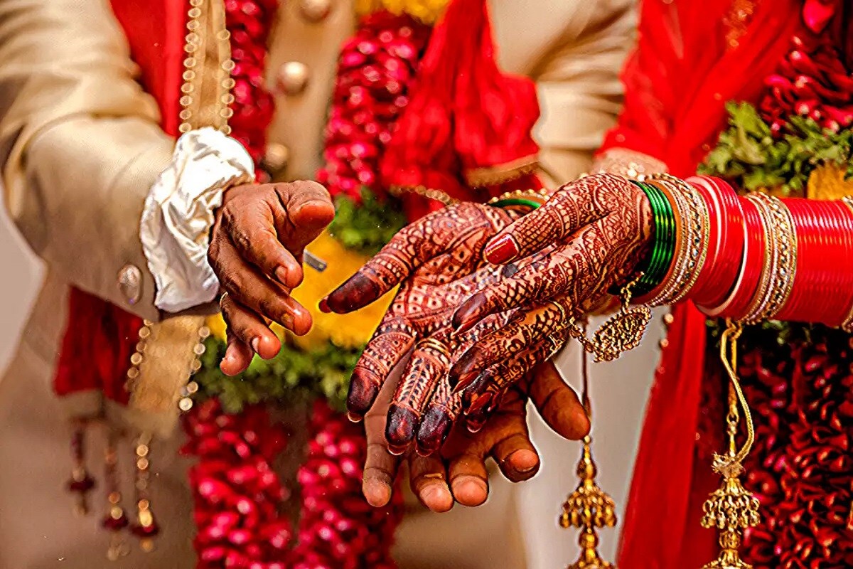 *এরপরেই পুলিশি হস্তক্ষেপে বরের বাড়ির তরফে যা যা পনের জন্য নিয়েছিল তারা, সব ফিরিয়ে দেওয়ার পরেই বর এবং বরযাত্রীকে বাড়িও ফিরতে দেওয়া হয়। প্রতীকী ছবি। *এরপরেই পুলিশি হস্তক্ষেপে বরের বাড়ির তরফে যা যা পনের জন্য নিয়েছিল তারা, সব ফিরিয়ে দেওয়ার পরেই বর এবং বরযাত্রীকে বাড়িও ফিরতে দেওয়া হয়। প্রতীকী ছবি।