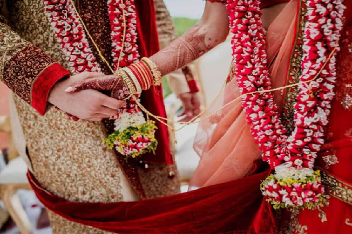 *লাল টুকটুকে লেহেঙ্গা, গা ভর্তি গয়না, হাত ভর্তি চূড়া, গলায় মালা...সেজেগুজে দু-চোখে সংসার করার রঙিন স্বপ্ন নিয়ে হবু বরের অপেক্ষায় ছিল ২২ বছরের তরুণী। সময়মতো বিয়ের আসরে এসে পৌঁছয় বর এবং বরযাত্রীরাও। কিন্তু তারপরেই এক লহমায় সব কিছু ওলোটপালোট হয়ে যায়। প্রতীকী ছবি। *লাল টুকটুকে লেহেঙ্গা, গা ভর্তি গয়না, হাত ভর্তি চূড়া, গলায় মালা...সেজেগুজে দু-চোখে সংসার করার রঙিন স্বপ্ন নিয়ে হবু বরের অপেক্ষায় ছিল ২২ বছরের তরুণী। সময়মতো বিয়ের আসরে এসে পৌঁছয় বর এবং বরযাত্রীরাও। কিন্তু তারপরেই এক লহমায় সব কিছু ওলোটপালোট হয়ে যায়। প্রতীকী ছবি।
