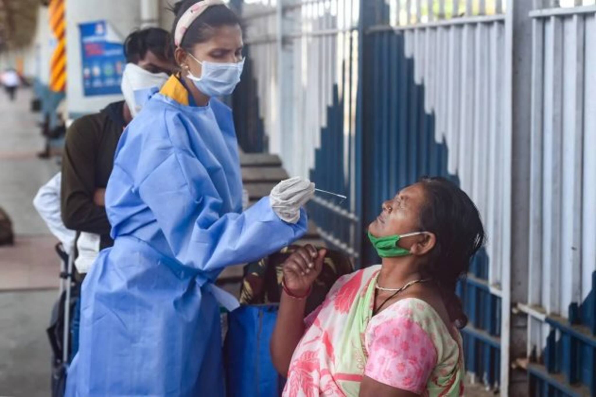 Coronavirus in India: স্বস্তির খবর! দেশে দৈনিক সংক্রমণের সংখ্যা আরও কমল, নামল ১ লক্ষের নীচে