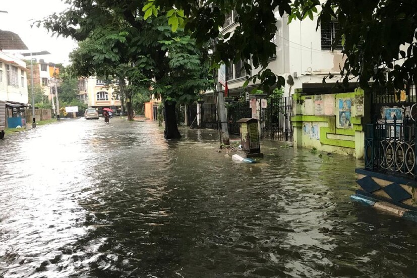 *রাত ১২টা থেকে সকাল ছ'টা পর্যন্ত মানিকতলায় ৭৭ মিলিমিটার, বীরপাড়ায় ৬৩ মিলিমিটার, বেলগাছিয়ায় ৮২ মিলিমিটারে, ধাপায় ১০২ মিলিমিটার, তপসিয়ায় ১৫৩ মিলিমিটার, উল্টোডাঙ্গায় ৮৪ মিলিমিটার, পামারব্রীজে ১১৫ মিলিমিটার বৃষ্টি হয়েছে। 