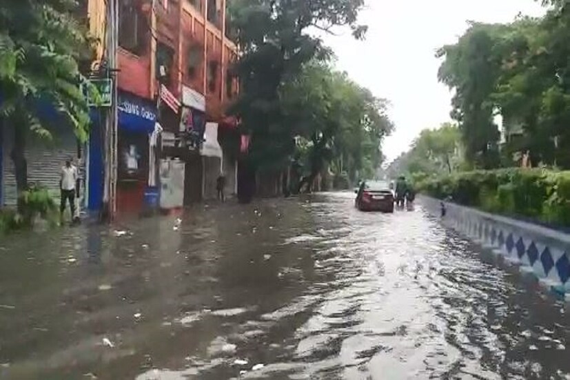 ★শনিবার ভারী বৃষ্টির হলুদ সর্তকতা রয়েছে মুর্শিদাবাদ, বীরভূম এবং উত্তরবঙ্গের দার্জিলিং, কালিম্পং, জলপাইগুড়ি, আলিপুরদুয়ার ও কোচবিহারে। দিনভর মেঘলা আকাশ এবং হালকা থেকে মাঝারি বৃষ্টি চলবে শনিবার পর্যন্ত। মৎস্যজীবীদের সমুদ্রে যেতে নিষেধ করা হয়েছে।