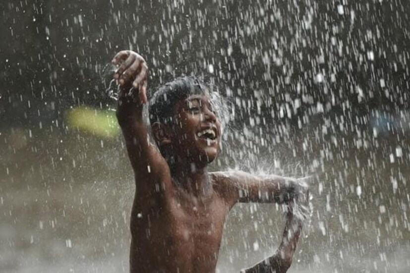 দক্ষিণবঙ্গে উপকূলের দুই জেলায় বিক্ষিপ্তভাবে দু-এক পশলা ভারী বৃষ্টি হতে পারে। দক্ষিণ ২৪ পরগনা ও পূর্ব মেদিনীপুর এই দুই জেলায় বিক্ষিপ্ত ভারী বৃষ্টির সঙ্গে বৃষ্টির পরিমাণ ও বেশি হবে। বাকি জেলাতে হালকা- মাঝারি বৃষ্টি। মূলত মেঘলা আকাশ। কাল থেকে বৃষ্টির পরিমাণ কমবে বাড়বে আর্দ্রতা জনিত অস্বস্তি।