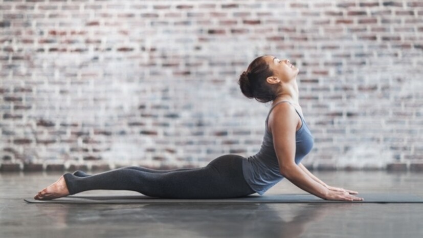 • ভূজঙ্গাসন (Bhujangasana)- উপুড় হয়ে শুয়ে হাতের সাহায্যে যতটা সম্ভব দেহের উপরিভাগ পিছনে স্ট্রেচ করতে হবে । তবে নাভি ও পায়ের পাতা মাটি থেকে উঠলে চলবে না । চেষ্টা করুন ২৫-৩০ সেকেণ্ড এই পজিশনে থাকতে । এই আসন পেটের চর্বিতে টান সৃষ্টি করে । মেরুদণ্ড সবল করে । 