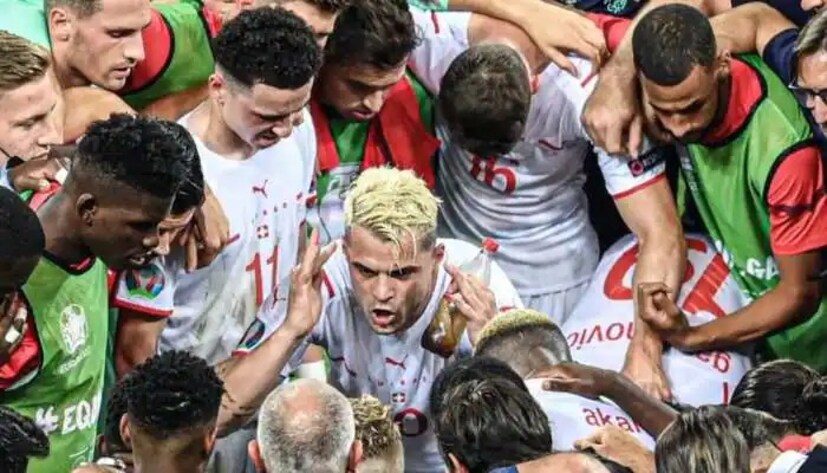 কোল্ড ড্রিঙ্কের বদলে সবাইকে জল পানের বার্তা দিয়েছিলেন রোনাল্ডো। তবে জাকা তাঁর পরামর্শ শুনলেন না। রাউন্ড অফ সিক্সটিন-এ ফ্রান্সের বিরুদ্ধে পেনাল্টি নেওয়ার আগে জাকা কোল্ড ড্রিঙ্কে চুমুক দিলেন। 