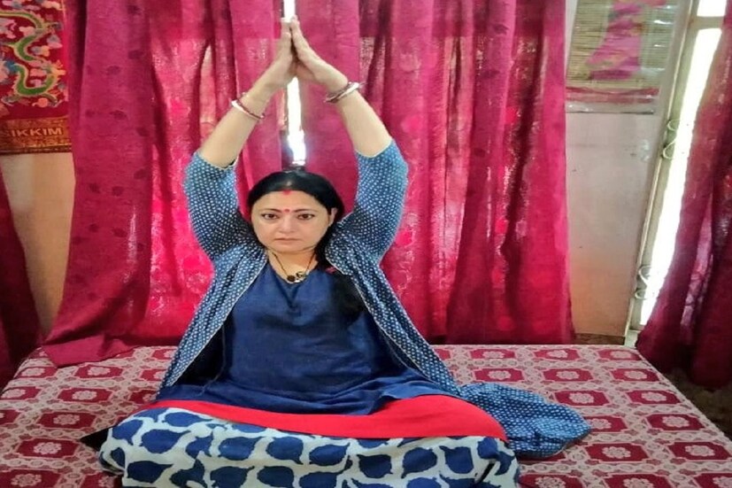যোগে সামিল হয়েছেন বিজেপি বিধায়ক তথা মহিলা মোর্চার সভানেত্রী অগ্নিমিত্রা পালও। নিজের বাড়িতেই যোগ করার ছবি শেয়ার করেছেন অগ্নিমিত্রা। 