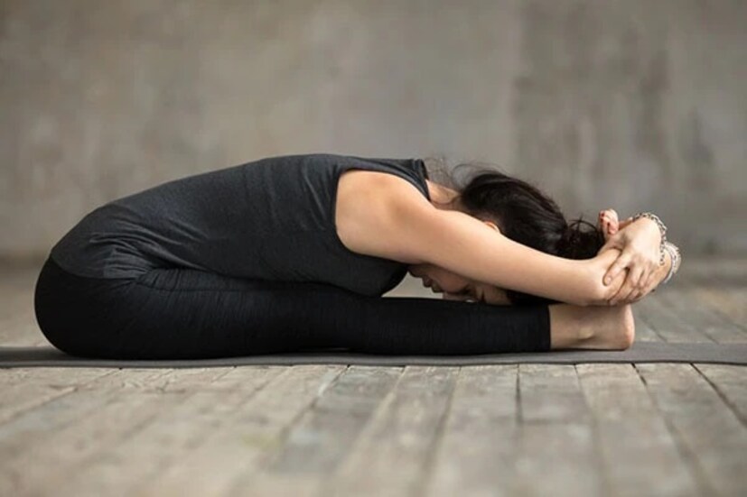 • পশ্চিমত্তাসন (Paschimottanasana)- পা সামনের দিকে ছড়িয়ে বসতে হবে । এ বার হাত দু’টি টান টান করে পায়ের আঙুল ছুঁতে হবে । নাক যাতে হাঁটুতে ঠেকে । এই আসনে পেটের চর্বি কমে ।