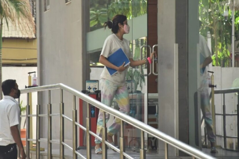 অংশুলার বোন জাহ্নবী কাপুরও (Janhvi Kapoor) হাসপাতালে পৌঁছেছেন শারীরিক অবস্থার খোঁজ খবর নিতে ৷ ব্যাগি শর্ট, ডাই-ডাইটেক প্যান্ট ও চশমা পরেছেন তিনি ৷ পাপারাজিরা হাসপাতালের বাইরে দেখেছেন তাঁকে ৷ (ছবি সৌজন্যে Viral Bhayani) ৷