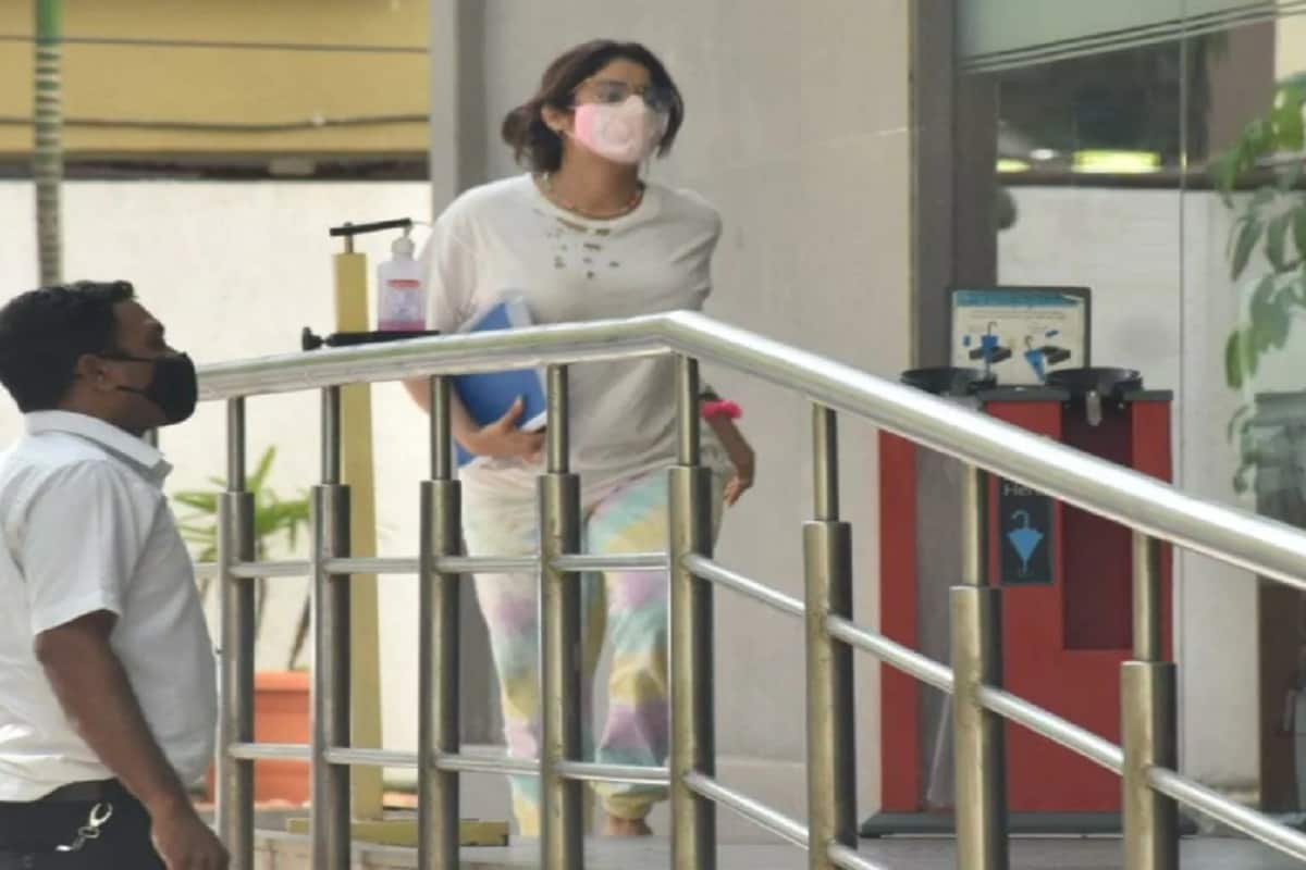 DNA-এর একটি রিপোর্টের ভিত্তিতে জানতে পারা গিয়েছে ৷ অর্জুন ও অংশুলার একটি অনলাইন সেলিব্রিটি প্ল্যাটফর্মের মাধ্যমে সারা ভারতে সব থেকে বেশি মানুষের মদত করতে চেয়েছেন ৷ ভাইবোনের এই জুটি এখনও পর্যন্ত ১ কোটি টাকা সংগ্রহ করেছে ৷ যার মাধ্যমে ৩০,০০০ পরিবারকে সাহায্য পৌঁছে দিয়েছে ৷ (ছবি সৌজন্যে Viral Bhayani) ৷ DNA-এর একটি রিপোর্টের ভিত্তিতে জানতে পারা গিয়েছে ৷ অর্জুন ও অংশুলার একটি অনলাইন সেলিব্রিটি প্ল্যাটফর্মের মাধ্যমে সারা ভারতে সব থেকে বেশি মানুষের মদত করতে চেয়েছেন ৷ ভাইবোনের এই জুটি এখনও পর্যন্ত ১ কোটি টাকা সংগ্রহ করেছে ৷ যার মাধ্যমে ৩০,০০০ পরিবারকে সাহায্য পৌঁছে দিয়েছে ৷ (ছবি সৌজন্যে Viral Bhayani) ৷