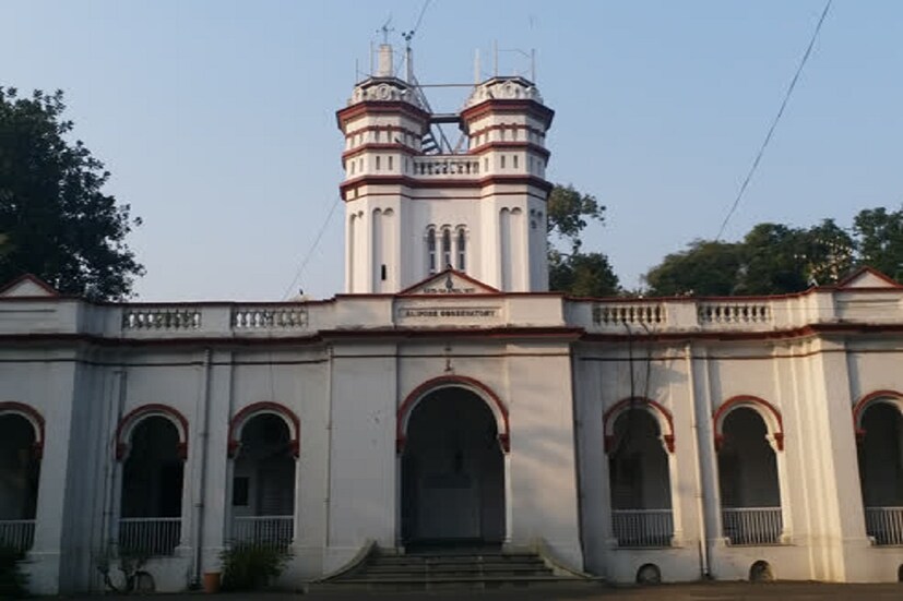 আগামীকালের পূর্বাভাস : আগামীকাল কলকাতা শহরের সর্বোচ্চ তাপমাত্রা থাকবে ৩২ ডিগ্রি সেলসিয়াসের আশেপাশে এবং সর্বনিম্ন তাপমাত্রা থাকবে ২৮ ডিগ্রি সেলসিয়াসের আশেপাশে। সকালের দিকে এবং রাতের দিকে এলাকার কয়েকটি জায়গায় একবার বজ্রবিদ্যুৎ সহ ঝড়ের সম্ভাবনা রয়েছে।