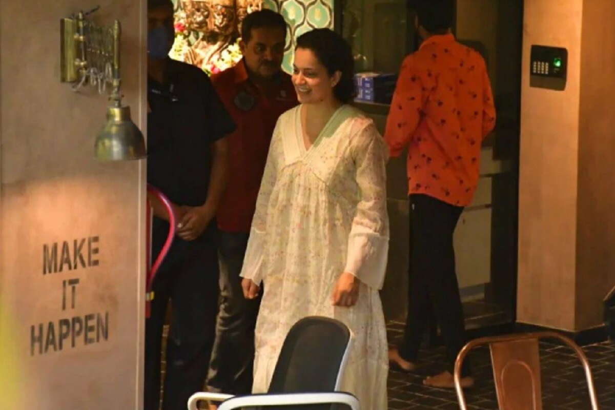মঙ্গলবার কঙ্গনা রানাওয়াত তাঁর প্রোডাকশন হাউজ মণিকর্ণিকার দফতরে পৌঁছেছেন ৷ বেশ কয়েক মাস আগেই এই দফতরকে নিয়েই বিএমসির পদক্ষেপ নিয়েছিল ও তাই নিয়েই ভাঙচুড়ও হয়েছিল ৷ ছবি সৌজন্যে ইনস্টাগ্রাম ৷ মঙ্গলবার কঙ্গনা রানাওয়াত তাঁর প্রোডাকশন হাউজ মণিকর্ণিকার দফতরে পৌঁছেছেন ৷ বেশ কয়েক মাস আগেই এই দফতরকে নিয়েই বিএমসির পদক্ষেপ নিয়েছিল ও তাই নিয়েই ভাঙচুড়ও হয়েছিল ৷ ছবি সৌজন্যে ইনস্টাগ্রাম ৷