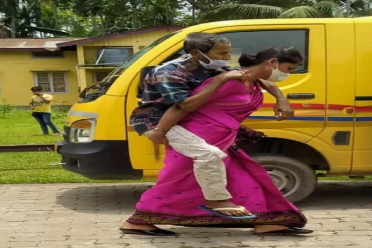 থুলেশ্বর দাস করোনা আক্রান্ত হওয়ার পরে চিকিৎসকেরা যখন পরীমর্শ দিয়েছেন হাসপাতালে ভর্তি হওয়ার, বাড়ি থেকে হাসপাতালের দূরত্ব রয়েছে কিছুটা ৷ করোনা আক্রান্ত শ্বশুরকে নিয়ে হাসপাতালে যাওয়ার সময়ে কারোর সাহায্য না পেয়ে দায়িত্ব নিজের কাঁধে তুলে নেন ৷ নীহারিকা নিজের পিঠে শ্বশুরকে বসিয়ে হাসপাতালে নিয়ে গিয়েছেন বউমা ৷ এরফলে নীহারিকাও করোনা আক্রান্ত হয়েছেন ৷ থুলেশ্বর দাস করোনা আক্রান্ত হওয়ার পরে চিকিৎসকেরা যখন পরীমর্শ দিয়েছেন হাসপাতালে ভর্তি হওয়ার, বাড়ি থেকে হাসপাতালের দূরত্ব রয়েছে কিছুটা ৷ করোনা আক্রান্ত শ্বশুরকে নিয়ে হাসপাতালে যাওয়ার সময়ে কারোর সাহায্য না পেয়ে দায়িত্ব নিজের কাঁধে তুলে নেন ৷ নীহারিকা নিজের পিঠে শ্বশুরকে বসিয়ে হাসপাতালে নিয়ে গিয়েছেন বউমা ৷ এরফলে নীহারিকাও করোনা আক্রান্ত হয়েছেন ৷