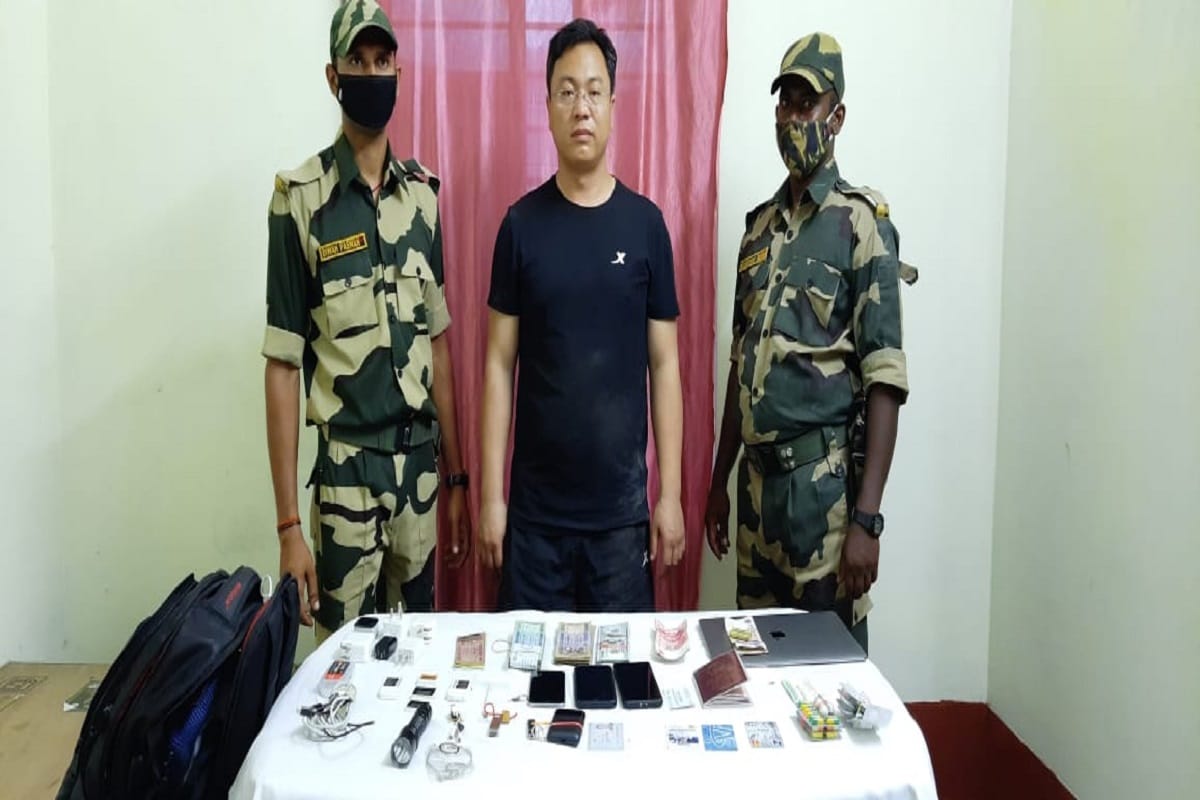 বৃহস্পতিবার সকালে টহলদারি বিএসএফের হাতে কালিয়াচকের আকুন্দবেড়িয়া গ্রাম পঞ্চায়েতের মিলিক সুলতানপুর এলাকায় ওই চিনা যুবককে আটক করে বিএসএফ। কাঁটাতার বিহীন এলাকা দিয়ে ভারতে ঢোকে ওই বিদেশী। তাঁর কাছ থেকে উদ্ধার হয় ল্যাপটপ, আইফোন, ভারত, বাংলাদেশ ও চাইনিজ একাধিক সিম কার্ড, পেন ড্রাইভ, টাকা লেনদেনের মেশিন, দুটি এটিএম কার্ড, ভারত ও বাংলাদেশের টাকা এবং ইউএস ডলার। ধরা পড়ার পর তাঁকে জিঞ্জাসাবাদ করে একাধিক চাঞ্চল্যকর তথ্য পায় বিএসএফ। বৃহস্পতিবার সকালে টহলদারি বিএসএফের হাতে কালিয়াচকের আকুন্দবেড়িয়া গ্রাম পঞ্চায়েতের মিলিক সুলতানপুর এলাকায় ওই চিনা যুবককে আটক করে বিএসএফ। কাঁটাতার বিহীন এলাকা দিয়ে ভারতে ঢোকে ওই বিদেশী। তাঁর কাছ থেকে উদ্ধার হয় ল্যাপটপ, আইফোন, ভারত, বাংলাদেশ ও চাইনিজ একাধিক সিম কার্ড, পেন ড্রাইভ, টাকা লেনদেনের মেশিন, দুটি এটিএম কার্ড, ভারত ও বাংলাদেশের টাকা এবং ইউএস ডলার। ধরা পড়ার পর তাঁকে জিঞ্জাসাবাদ করে একাধিক চাঞ্চল্যকর তথ্য পায় বিএসএফ।