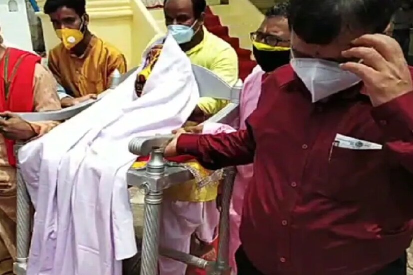 ভগবান অসুস্ত হওয়ায় তাঁকে খাবার দাবারেও পরিবর্তন করা হয় ৷ 