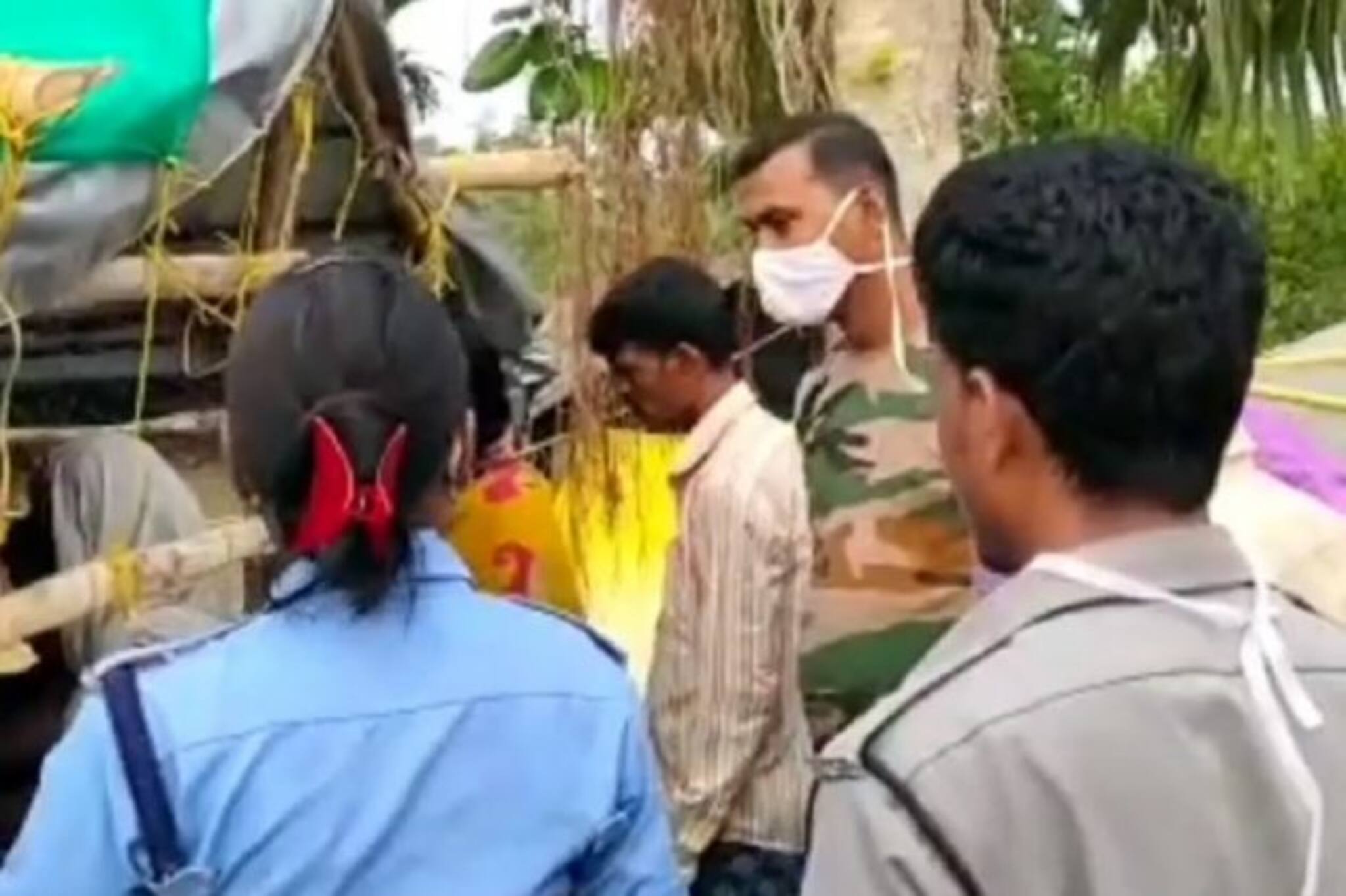 ঘূর্ণিঝড় ইয়াসে ক্ষতিগ্রস্ত নগেন্দ্রপুরের সামন্তপাড়া পরিদর্শন, ঘোড়ামারা থেকে সরানো হচ্ছে স্থানীয়দের