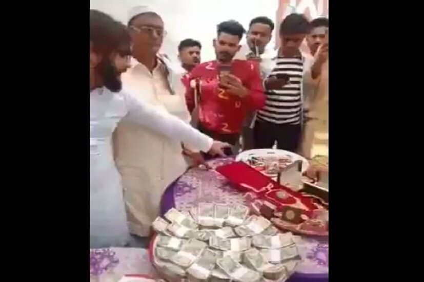 •এক মুসলিম পরিবারের বিয়েতে এই ছবি ধরা পড়েছে৷ কনের বয়স ২০৷ গুজরাতের সুরতের কাপড়ের ব্যবসা রয়েছে তাদের৷ পাত্র পক্ষের ব্যবসা রয়েছে কর্ণাটকে৷ Photo Courtesy: Twitter