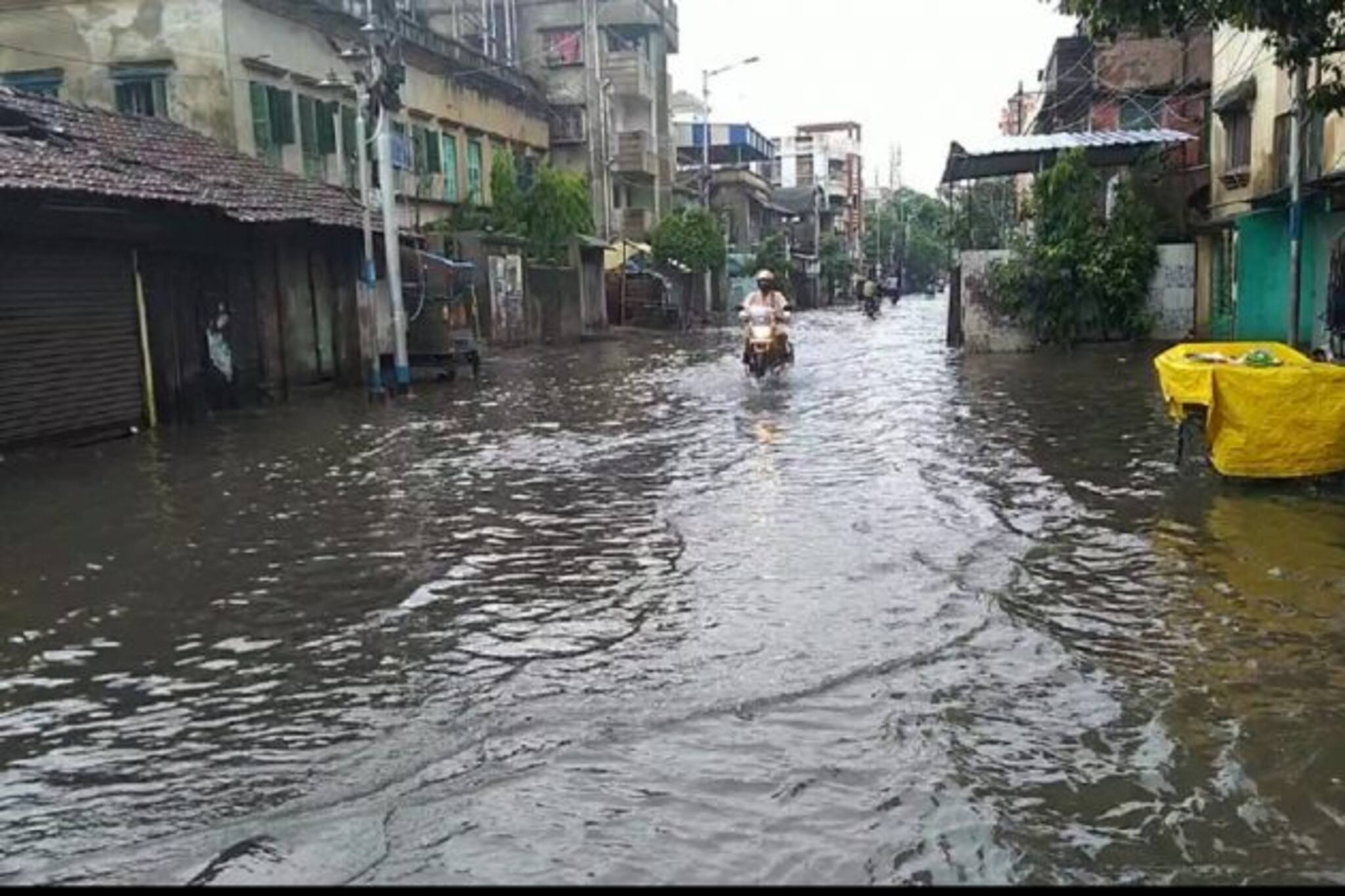 হাওড়ায় মিটছে না জমা জলের সমস্যা, ভোগান্তি শহরবাসীর