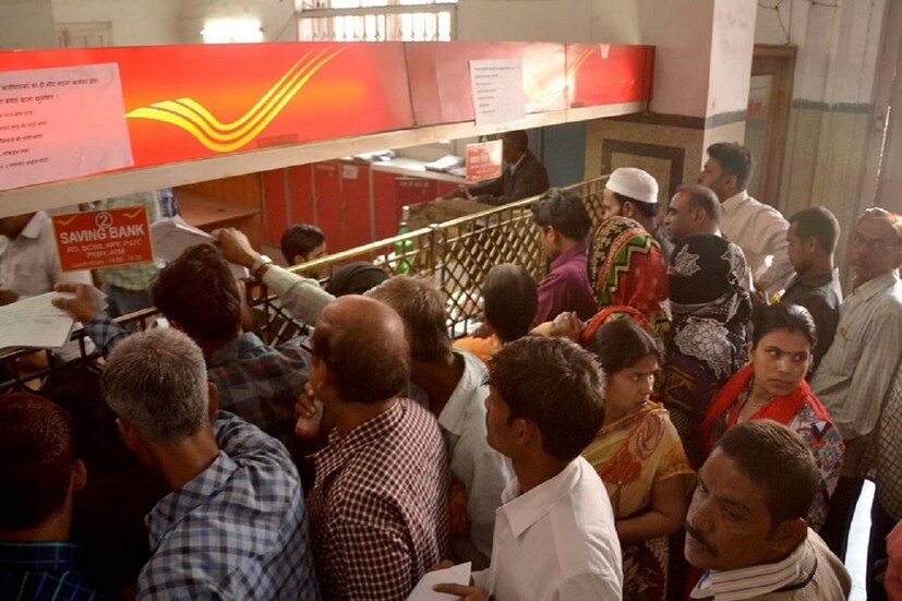 অফিসিয়াল ওয়েবসাইটে ফ্রাঞ্চাইজি পোস্টের জন্য আবেদন করতে পারবেন৷ নোটিফিকেশন পড়ে নিন৷ অফিসিয়াল সাইট থেকে৷  তারপর সেখান থেকে আবেদন করুন৷     (https://www.indiapost.gov.in/VAS/DOP_PDFFiles/Franchise.pdf) এই অফিসিয়াল লিঙ্কে ক্লিক করে৷ যাদের বাছাই করা হবে তারা এরপর গ্রাহকদের সাহায্য করবেন৷ পোস্ট অফিসের ফ্রাঞ্চাইজি -রা কমিশনের ভিত্তিতে রোজগার করেন৷ তার বিনিময়ে আপনাকে পোস্ট অফিসের সার্ভিস দিতে হয়৷ যখন মউ সই হয় তখনই কমিশন নির্ধারন করে দেওয়া হয়৷