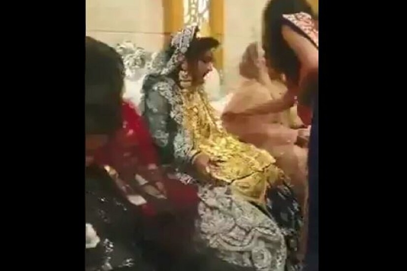 •এই মর্মে একটি ভিডিও ভাইরাল হয়েছে৷ যেখানে দেখা গিয়েছে বউয়ের বাড়ি থেকে পাওয়া নগদ টাকা, গাড়ির চাবি, গয়না প্রদর্শন করা হচ্ছে৷ সেখানেই দেখা গিয়েছে নববধূর শরীর জুড়ে রয়েছে গয়না৷ গয়নার ভারে তিনিও হাঁটতে পারছেন না৷ স্থানীয়দের মতে এই সব সম্পত্তির মূল্য কোটি টাকার থেকেও বেশি৷ Photo Courtesy: Twitter