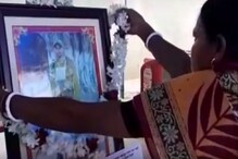 চোখের জলে শহীদ রাজেশের মূর্তিতে মাল্যদান মা ও পরিজনদের... চোখের জলে শহীদ রাজেশের মূর্তিতে মাল্যদান মা ও পরিজনদের...
