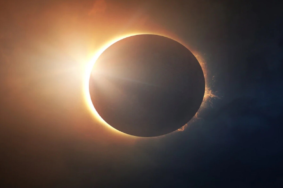 Solar Eclipse 2021 Chant These Mantra- আগামী ১০ জুন ২০২১ সূর্যগ্রহণ হতে চলেছে ৷ এই পূর্ণগ্রাস সূর্যগ্রহণ বছরের প্রথম সূর্যগ্রহণ বটে ৷ পূর্ণগ্রাস সূর্যগ্রহণ হওয়াকর ফলে দিনের বেলাই রাতের অন্ধকার নেমে আসে ৷ যদি ভারতে এই গ্রহণ আংসিক রূপে দেখতে পাওয়া যাবে ৷ পুরণা মতে সূর্যগ্রহণের সময়ে ঈশ্বরের নাম জপ করলে মনে বড় শক্তি পাওয়া যায় ৷ এই সূর্যগ্রহণ কানাডার উত্তরাংশ, গ্রীনল্যান্ড ও রাশিয়া থেকে দেখতে পাওয়া যাবে ৷ এক নজরে দেখে নেওয়া যাক সূর্যগ্রহণের সময়ে কোন কোন মন্ত্র জপ করলে ভাল ফল পাওয়া যেতে পারে ৷ Image/shutterstock Solar Eclipse 2021 Chant These Mantra- আগামী ১০ জুন ২০২১ সূর্যগ্রহণ হতে চলেছে ৷ এই পূর্ণগ্রাস সূর্যগ্রহণ বছরের প্রথম সূর্যগ্রহণ বটে ৷ পূর্ণগ্রাস সূর্যগ্রহণ হওয়াকর ফলে দিনের বেলাই রাতের অন্ধকার নেমে আসে ৷ যদি ভারতে এই গ্রহণ আংসিক রূপে দেখতে পাওয়া যাবে ৷ পুরণা মতে সূর্যগ্রহণের সময়ে ঈশ্বরের নাম জপ করলে মনে বড় শক্তি পাওয়া যায় ৷ এই সূর্যগ্রহণ কানাডার উত্তরাংশ, গ্রীনল্যান্ড ও রাশিয়া থেকে দেখতে পাওয়া যাবে ৷ এক নজরে দেখে নেওয়া যাক সূর্যগ্রহণের সময়ে কোন কোন মন্ত্র জপ করলে ভাল ফল পাওয়া যেতে পারে ৷ Image/shutterstock