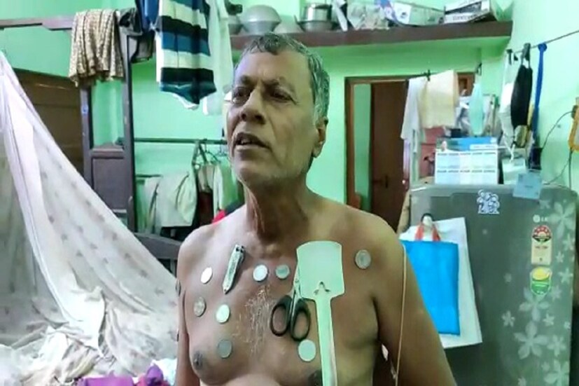 *গত ৭ জুন টিকা নেন শিলিগুড়ির ফুলেশ্বরী মোড়ের বাসিন্দা নেপাল চক্রবর্তী। কোভিশিল্ড টিকার ডোজ নিয়েছিলেন। তারপর নিছকই ঘরে বসে মোবাইল ঘাঁটতে ঘাঁটতে নজরে আসে ভিন রাজ্যের এক ব্যক্তির শরীরে চুম্বকের মতো আটকে যাচ্ছে হাতা, খুন্তি, চামচ। ব্যাস! 