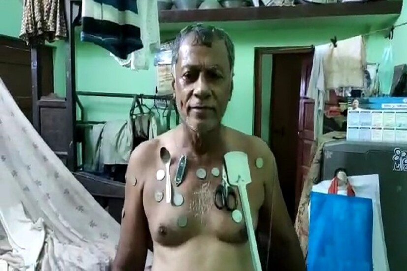 *তবে টিকা নেওয়ার পর তাঁর শরীরে কোনো সমস্যা হয়নি। জ্বর বা গা, হাত, পা ব্যাথাও হয়নি। টিকা নেওয়ার আগেও যেমন ছিলেন, এখনও তেমনই আছেন, জানিয়েছেন নিজেই। তবে স্বাভাবিকভাবেই এই ঘটনায় আতঙ্কে পরিবারের সদস্যদের পাশাপাশি প্রতিবেশীরাও। 