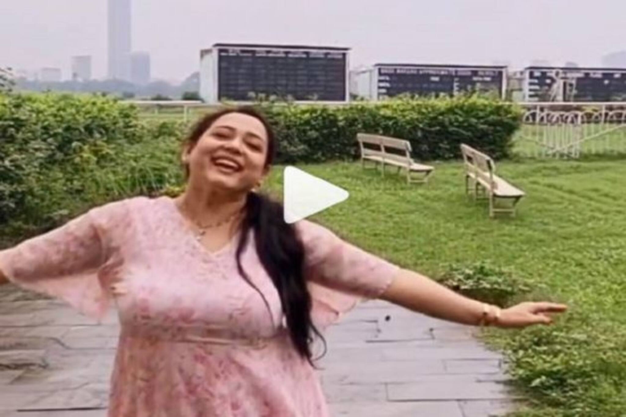 Aparajita Adhya: গোলাপি ড্রেসে তাল ছবির গানে নাচলেন অপরাজিতা আঢ্য, ভাইরাল ভিডিও
