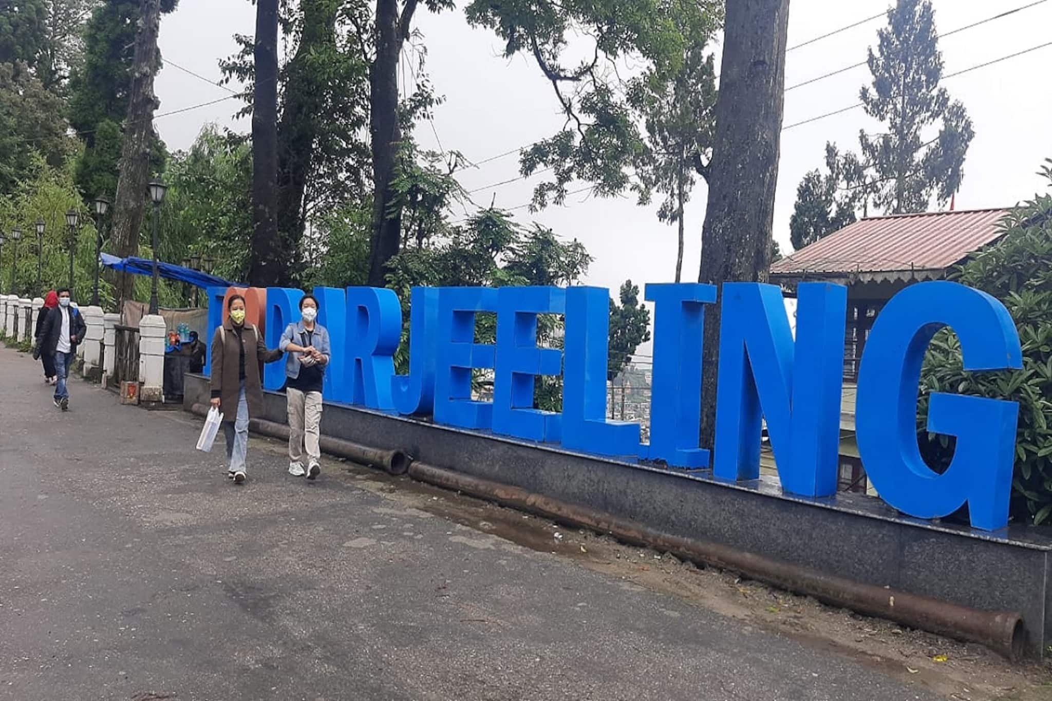 North Bengal Tourism: পর্যটনে আশার আলো! পাহাড়-তরাইয়ে শুরু ব্যবসায়ী-কর্মীদের করোনা টিকাকরণ