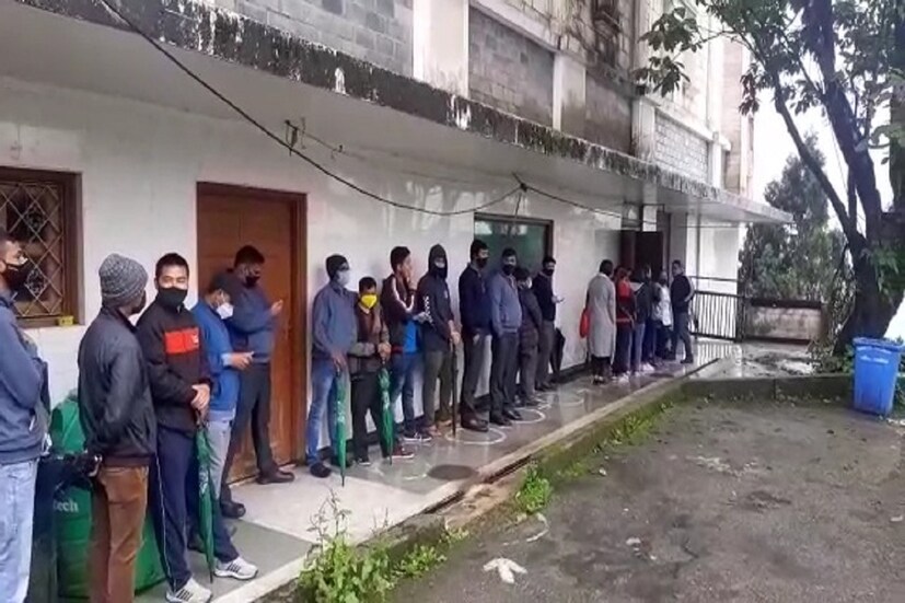 *বুকিং নেই। গোটা পাহাড় গরমের ছুটিতে পর্যটক শূণ্য। আসছে পুজোর ছুটিরও এখনও পর্যন্ত বুকিংয়ের তোড়জোড় নেই। ম্যাল, কেভেন্টার্স, বাতাসিয়া লুপ কিংবা মিরিক লেক সর্বত্রই শূণ্যতায় ভরা। খাঁ খাঁ করছে শৈল শহর। মাথায় হাত পর্যটন ব্যবসায়ীদের। হোটেল, লজ থেকে হোম স্টে'গুলো একেবারে ফাঁকা। চেনা ভিড় উধাও!