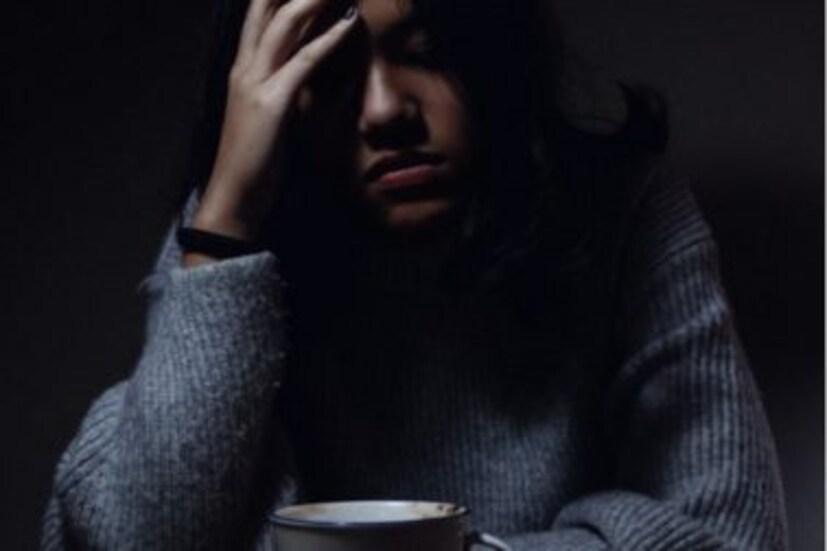 মানসিক চাপ (Mental Stress) বর্তমানে একটা পরিচিত সমস্যা। প্রত্যেকেরই কোনও না কোনও কারণে এই সমস্যা হয়ে থাকে। কারও বাড়িতে ঝামেলার কারণে, তো কারও অফিসের চাপে। করোনার জেরে ওয়ার্ক ফ্রম হোমের জন্য এই সমস্যা আরও বেশি দেখা দিচ্ছে। রিফ্রেশমেন্টের জায়গা নেই, কারও সঙ্গে দেখা সাক্ষাৎ নেই। মানসিক স্বাস্থ্যে এর প্রভাব পড়ছে। অনেকেই বিষয়টিকে এড়িয়ে গেলেও এর জন্য আমাদের সারা দিনের কাজ বিঘ্নিত হচ্ছে। ফলে শারীরিক অন্যান্য সমস্যার মতো মানসিক সমস্যা, মানসিক চাপ এগুলোরও সমাধান প্রয়োজন। চিকিৎসকরা বলছেন, সারা দিনে কিছু অভ্যাসে নজর দিলে মানসিক চাপ থেকে দূরে থাকা সম্ভব -