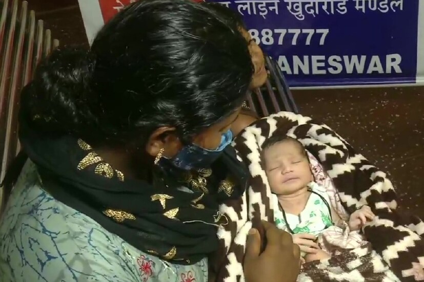 ট্রেনের মধ্যেই সন্তানের জন্ম দিলেন এক মা। আজ রবিবার  হাওড়া যশবন্তপুর এক্সপ্রেস এমনই ঘটনা ঘটেছে। ২৭ বছর বয়সি ওই মায়ের নাম আয়েশা। তিনি ব্যাঙ্গালোরের উদ্দেশ্যে যাত্রা করেছিলেন। ছবি ANI