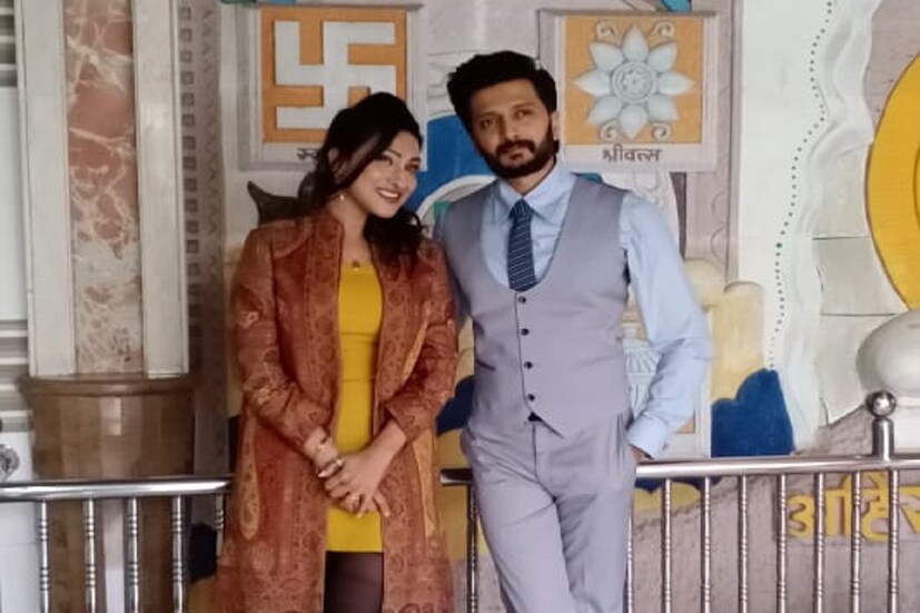 রীতেশ দেশমুখ এর সঙ্গে কাজ করলেন ঋতুপর্ণা সেনগুপ্ত। বাংলা ছবিতে নিজের স্বতন্ত্র জায়গা তৈরি করেছেন নায়িকা। হিন্দি ছবিতেও কাজ করেছেন তিনি। তাঁর অভিনয় দক্ষতা নিয়ে কারও মনে কোন প্রশ্ন নেই। আপাতত কবীর লাল পরিচালিত 'অন্তর্দৃষ্টি' ছবির শ্যুটিং নিয়ে ব্যস্ত নায়িকা। এই ছবিতে একটি ক্যামিও চরিত্রে অভিনয় করেছেন রীতেশ দেশমুখ।
